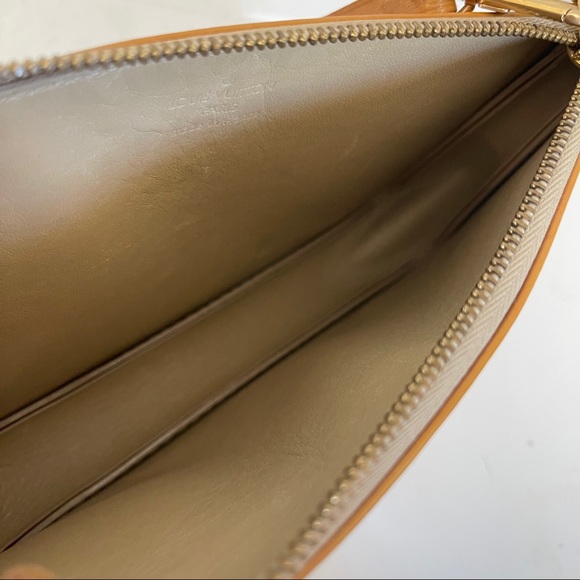 Louis Vuitton - Picture 5 of 10